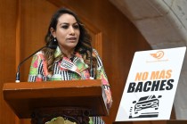 La diputada estatal acentuó que los daños en las vialidades tienen un alto costo para las familias, ya que reparar los vehículos afectados por baches representa gastos de entre 4 mil y 6 mil pesos, en promedio.