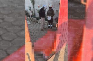 La víctima quedó tendida boca arriba en el portón del inmueble y presentaba lesiones de bala en la cabeza y en la mano derecha