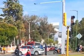 El accidente entre motocicleta y automovil afectó la circulación por varios minutos
