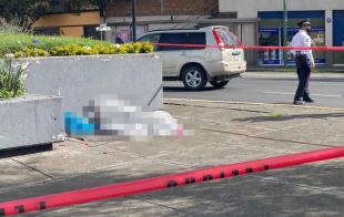 Algunos vecinos comentaron que el occiso podría tratarse de "el Bananas", un hombre en situación de calle que andaba por la zona.