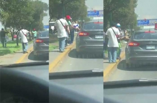 #Toluca Video: Automovilista regala tortas a tragafuegos y limpiaparabrisas