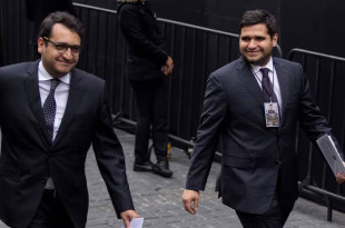 Un juez federal otorga suspensión a Andrés Manuel López Beltrán y Gonzalo López Beltrán para protegerlos de posibles detenciones, mientras otros implicados enfrentan órdenes de aprehensión.