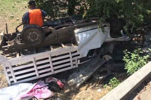 Una camioneta Nissan tipo estaquitas blanca salió de la vía y se fue al fondo del precipicio.