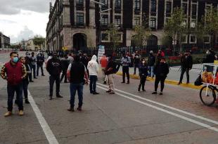 Entre consignas como "nuestros hijos tienen hambre, tienen hambre, Juan Rodolfo ya se va"