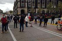Entre consignas como "nuestros hijos tienen hambre, tienen hambre, Juan Rodolfo ya se va"