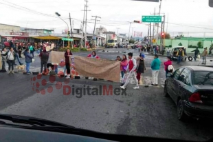 Bloquean entradas a Temoaya para que apoyen escuela; caos vial en la zona