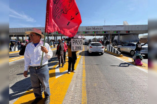 Integrantes de la Coordinadora Nacional de Trabajadores de la Educación (CNTE) tomaron la caseta de San Marcos, en la autopista México-Puebla.