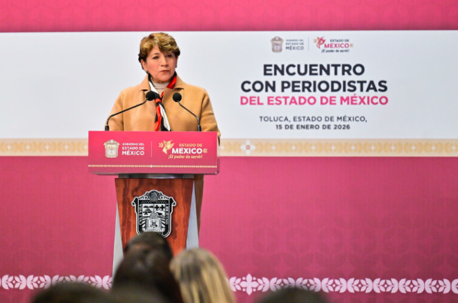 La gobernadora Delfina Gómez Álvarez durante su encuentro con periodistas del Valle de Toluca