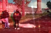 Personal forense del área de hechos de tránsito realiza las diligencias para determinar si la víctima cayó de la motocicleta