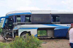 El autobús de pasajeros terminó con severos daños tras chocar contra un tráiler sobre el Libramiento de Santiago Aculzilapan, en Atlacomulco.