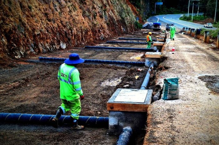 Personal realiza trabajos de mantenimiento mayor en rampas de emergencia de la carretera Toluca-Taxco.