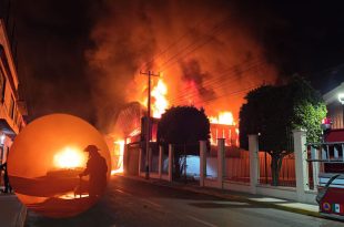Más de 300 elementos, incluidos bomberos de varios municipios y personal de Marina, trabajan para contener las llamas.