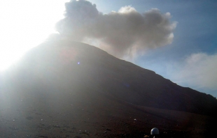 Mantiene #Popocatépetl constante emisión de gas y ceniza