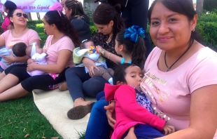 Celebran "Tetadas" en el Monumento a la Madre