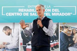 "La vacuna nos ayuda a prevenir más contagios, nos ayuda a que disminuya el riesgo de una enfermedad fuerte", subrayó