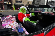 Jorge Trujano, disfrazado del "Grinch", recorrió las calles principales del municipio con un costal lleno de regalos