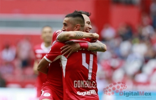 El Diablo "desplumó" al Gallo; gana 4-0