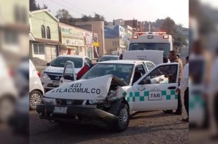 El taxi involucrado era un Nissan tipo Tsuru y chocó con un Volkswagen Jetta.