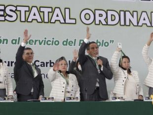 Gafetes en alto a favor de la realización del Consejo Extraordinario