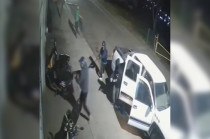Tras consumar la agresión, los sujetos abordaron la misma camioneta y huyeron de la escena.