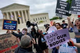 Las protecciones constitucionales para el aborto habían estado vigentes durante casi 50 años y ahora fueron eliminadas.