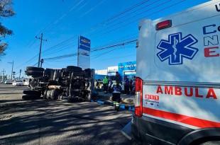 El conductor sufrió lesiones leves y fue atendido por paramédicos.