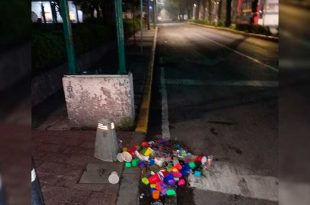 Brigadas municipales limpiaron plazas y monumentos tras cinco transmisiones masivas.
