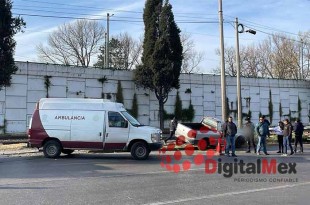 De acuerdo con fuentes de la Policía Estatal, el hombre, de aproximadamente 40 años, habría sufrido un infarto mientras conducía, lo que provocó que perdiera el control de su vehículo y subiera al camellón.