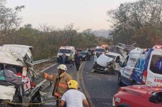El conductor de la camioneta huyó y en el lugar quedó una persona muerta.