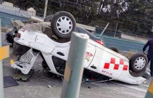 El puente fue cerrado en los carriles donde quedó el taxi