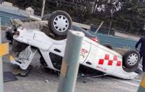 El puente fue cerrado en los carriles donde quedó el taxi