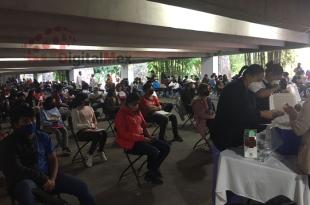 Adolescentes se formaron en las inmediaciones de la Alameda Bicentenario para poder recibir la primera dosis de la vacuna Pfizer contra COVID-19.