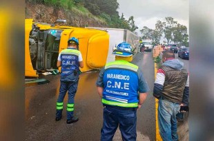 La unidad de la empresa Fletes de México, quedó recostada a la altura del paraje conocido como Las Arenas