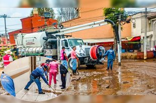 Brigadas especializadas atendieron 148 encharcamientos en 30 municipios y desinfectaron 30 cisternas para restablecer el suministro de agua en condiciones sanitarias adecuadas.