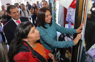 En un recorrido para colocar la señalética, la Presidenta Honoraria del DIF Toluca, Paulina Arriaga, acompañada del Alcalde Juan Maccise destacó que “estas acciones fortalecen la autonomía y la seguridad de las personas con discapacidad visual”.