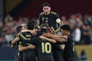 La tormenta eléctrica obligó a retrasar el inicio del partido entre México y Ecuador.