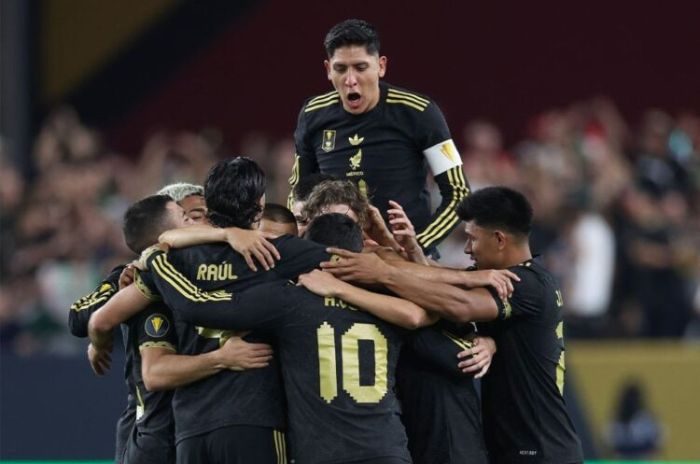 La tormenta eléctrica obligó a retrasar el inicio del partido entre México y Ecuador.