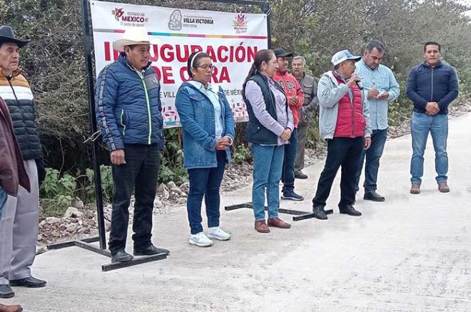 Carmona Alvarado acompañada de su cuerpo edilicio