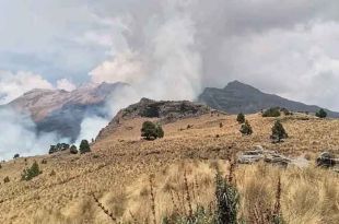 La patrulla 10 de la Brigada de Rescate del Socorro Alpino continúa con las labores para contener la propagación del fuego.