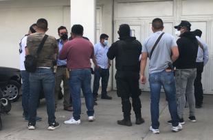 Empleados rechazaron que se hayan atrincherado delincuentes en el inmueble, luego de la persecución y balacera entre civiles.