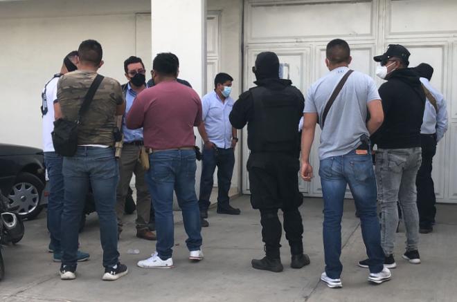 Empleados rechazaron que se hayan atrincherado delincuentes en el inmueble, luego de la persecución y balacera entre civiles.