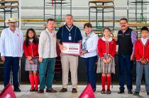 La gobernadora Delfina Gómez Álvarez encabezó la entrega de apoyos para mejorar la infraestructura educativa en cinco escuelas de Zacazonapan.