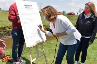 La candidata firma compromisos