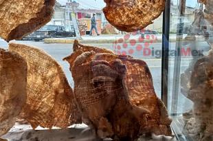 La pandemia no frenó las ventas de chicharrón en Mexicaltzingo, cuyo proceso tarda hasta siete horas para lograr la textura y sabor