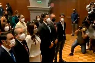 Ha ocupado cargos en administración pública estatal, en el Poder Judicial de la Federación y se ha desempeñado como docente