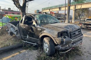 Paramédicos del Servicio de Urgencias del Estado de México atendieron a dos personas que iban a bordo de la unidad.
