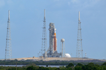 El cohete SLS con la nave Orion despega desde Florida en la misión Artemis II, marcando el regreso de astronautas al entorno lunar tras más de 50 años.