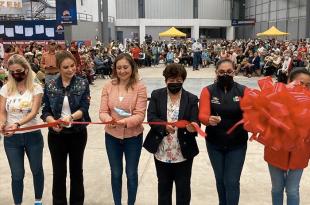 En el evento, la Fundación "Todos en Marcha" llevó a cabo rifas de grandes premios para los adultos mayores.