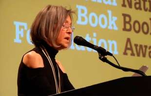 Entre sus títulos también destacan: “The Wild Iris (El iris salvaje)”, que recibió el Premio Pulitzer de poesía en 1993