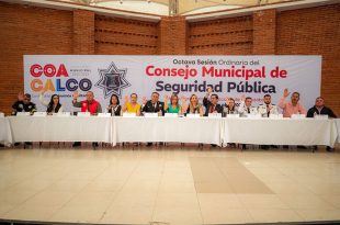 Autoridades y vecinos de Coacalco durante la sesión de seguridad en la que se reconoció la respuesta ante amenazas en una secundaria y la atención a la explosión en La Magdalena Huizachitla.